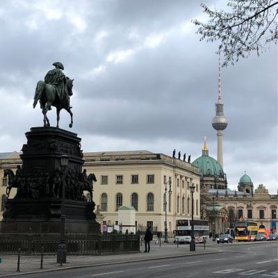 6 / L' avenue Unter den Linden